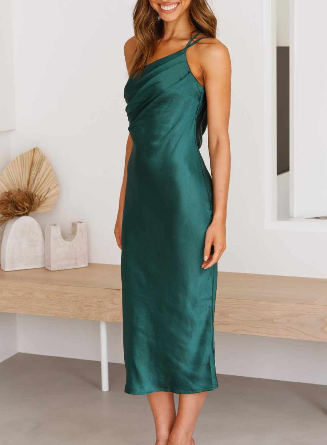 Anna - One-shoulder satin kjole med åben ryg