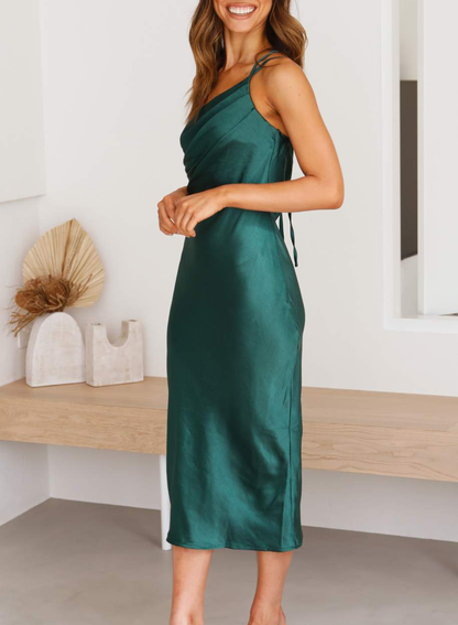 Anna - One-shoulder satin kjole med åben ryg